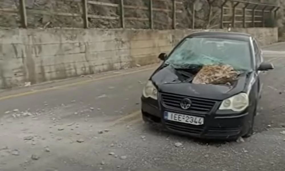 Αράχωβα: «Για 10 πόντους είμαστε ζωντανοί» λέει ο οδηγός του αυτοκινήτου που πλάκωσε βράχος